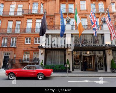 London, Greater London, England, April 09 2022: Rotes Mustang-Auto vor dem Claridges Hotel. Stockfoto