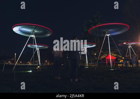 Chorus von Ray Lee - eine monumentale Installation kinetischer Klangskulpturen beim Basingstoke Festival of Sound 2022 im war Memorial Park Stockfoto