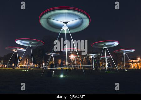 Chorus von Ray Lee - eine monumentale Installation kinetischer Klangskulpturen beim Basingstoke Festival of Sound 2022 im war Memorial Park Stockfoto