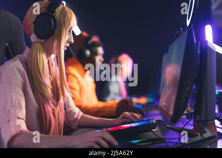 Ein Team von jungen Erwachsenen, die im Multiplayer-PC-Videospiel auf einem eSport-Turnier spielen. . Hochwertige Fotos Stockfoto