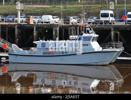 AJAXNETPHOTO. 24TH. MÄRZ 2022. TYNESIDE, NEWCASTLE, ENGLAND. - RN-VERMESSUNGSSCHIFF IM HAFEN - ROYAL NAVY'S 37-TONNEN-VERMESSUNGSSCHIFF HMS ELSTER (H130) ABGEBILDET, DAS AN DER SEITE DES FLUSSES TYNE VERTÄUT IST. DAS SCHIFF WURDE 2018 IN BETRIEB GENOMMEN UND ERSETZT DAS FRÜHERE UNTERSUCHUNGSSCHIFF HMS GLEANER. ELSTER WURDE IN CORK, IRLAND, GEBAUT, BASIEREND AUF DEM DESIGN DES SAFEHAVEN MARINE COMPANY'S WILDCAT 60 MULTIHULL CATAMARANS UND EINEM VON 38 MULTIFUNKTIONSBOOTEN, DIE VON DER RN IM JAHR 2017 BESTELLT WURDEN. FOTO:TONY HOLLAND/AJAX REF:DTH222403 9554 Stockfoto