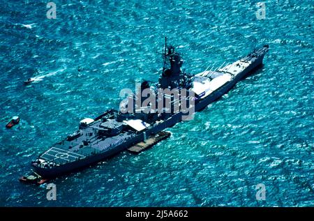 AJAXNETPHOTO. 1987.FREMANTLE, AUSTRALIEN. - BESUCH EINES SCHLACHTSCHIFFS - DAS AMERIKANISCHE SCHLACHTSCHIFF USS MISSOURI (MIGHTY MO) ANKERN AUF DEN GAGE-STRASSEN WÄHREND EINES BESUCHS IM WESTERN AUSTRALIA. FOTO: JONATHAN EASTLAND/AJAX REF:HDD NA MISSOURI 010308 Stockfoto