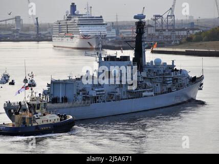 AJAXNETPHOTO. 10TH. NOVEMBER 2021. HAFEN VON TYNE, ENGLAND. - FREGATTE KOMMT AN - TYP 23 FREGATTE HMS NORTHUMBRLAND NACH INNEN IN TYNESIDE. FOTO:TONY HOLLAND/AJAX REF:DTH211011 9473 Stockfoto