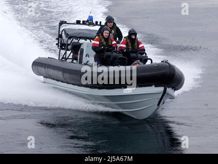 AJAXNETPHOTO. 1ST. MAI 2008, LARGS, SCHOTTLAND. - DAS NEUE TYP 45 ZERSTÖRER DARING'S HIGH SPEED RIGID HULL INFLATABLE BOAT (RHIB) WIRD WÄHREND DER PROBEFAHRTEN IN DER NÄHE DER WESTERN ISLES AUF HERZ UND NIEREN GEPRÜFT. FOTO: JONATHAN EASTLAND/AJAX REF: D1X80105 687 Stockfoto