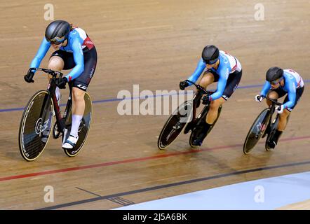 Die Kanadier Lauriane Genest, Kelsey Mitchell und Sarah Orban sind auf dem Weg, am ersten Tag des Tissot UCI Track Nations Cup 2022 im Sir Chris Hoy Velodrome, Glasgow, Silber im Finale des Women's Team Sprint zu gewinnen. Bilddatum: Donnerstag, 21. April 2022. Stockfoto