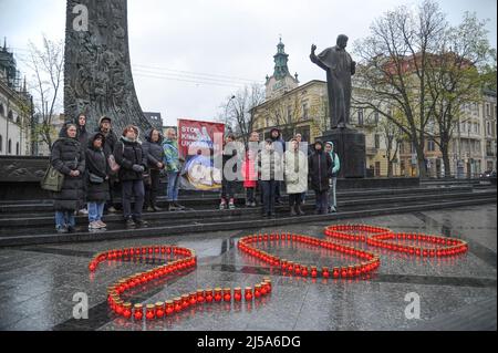 Lviv, Ukraine. 21. April 2022. Während der Aktion „Stille“ werden brennende Lampen gesehen in Erinnerung an die während des umfassenden russischen Krieges gegen die Ukraine getöteten Kinder wurden während der Aktion 208 Lampen als Symbol für 208 verlorene Kinder angezündet. Kredit: SOPA Images Limited/Alamy Live Nachrichten Stockfoto