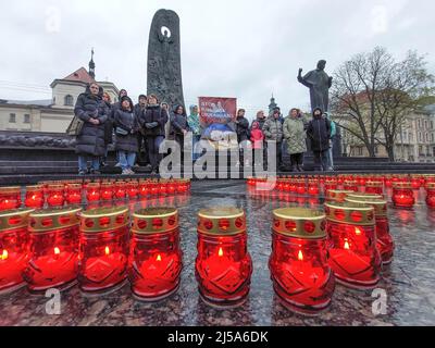 Lviv, Ukraine. 21. April 2022. Während der Aktion „Stille“ werden brennende Lampen gesehen in Erinnerung an die während des umfassenden russischen Krieges gegen die Ukraine getöteten Kinder wurden während der Aktion 208 Lampen als Symbol für 208 verlorene Kinder angezündet. Kredit: SOPA Images Limited/Alamy Live Nachrichten Stockfoto