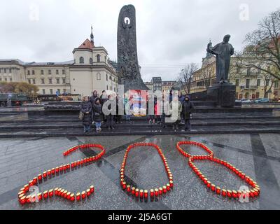 Lviv, Ukraine. 21. April 2022. Während der Aktion „Stille“ werden brennende Lampen gesehen in Erinnerung an die während des umfassenden russischen Krieges gegen die Ukraine getöteten Kinder wurden während der Aktion 208 Lampen als Symbol für 208 verlorene Kinder angezündet. (Foto von Mykola Tys/SOPA Images/Sipa USA) Quelle: SIPA USA/Alamy Live News Stockfoto