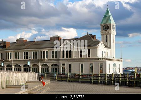 Pier A, New York, NY. Erbaut im Jahr 1886 und von der Abteilung für Docks, Polizei und Feuerwehr genutzt, bis sie im Jahr 1990s geräumt wurde. Stockfoto