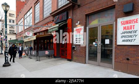 10. April 2022, New York, NY. Letzte Tage mehrerer beliebter japanischer amerikanischer Unternehmen auf der von der Yoshida Restaurant Group gegründeten Stuyvesant Street. Stockfoto