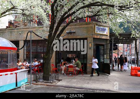 Tacombi, 255 Bleecker St, New York, NYC Foto von einem mexikanischen Restaurant im Greenwich Village in Manhattan. Callery Pear Pyrus calleryana Stockfoto