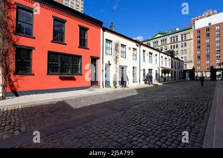 Washington Mews, eine private eingezäunte Straße in der Nähe des Washington Square Parks in New York, NY. In den zweistöckigen Häusern auf der Kopfsteinpflasterstraße befanden sich einst Stallungen. Stockfoto