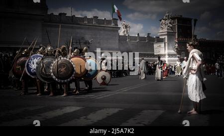 Griechische Soldaten porträtieren in einer historischen Nachstellung im april. Menschen, die eine römische Legion aufführen, im Kaiserlichen Forum, im Kolosseum und im Circus Maximus Stockfoto