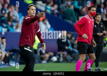 Valencia, Spanien, 21. April 2022. FC Sevilla Manager Julen Lopetegui während des La Liga-Spiels zwischen Levante ud und Sevilla FC Foto von Jose Miguel Fernandez /Alamy Live News ) Stockfoto