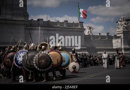 Griechische Soldaten porträtieren in einer historischen Nachstellung im april. Menschen, die eine römische Legion aufführen, im Kaiserlichen Forum, im Kolosseum und im Circus Maximus Stockfoto