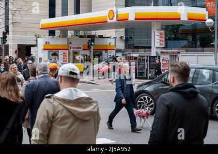 Madrid, Spanien. 20. März 2022. Fußgänger überqueren die Straße vor der globalen Gruppe von Energie- und Petrochemie-Unternehmen, Shell Oil Company, Gas- und Ölstation in Spanien. Kredit: SOPA Images Limited/Alamy Live Nachrichten Stockfoto