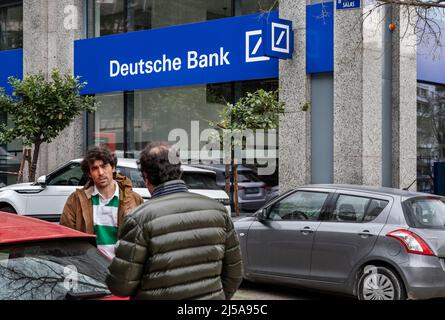 Madrid, Spanien. 19. März 2022. Fußgänger stehen vor der deutschen Investmentbank- und Finanzdienstleistungsniederlassung Deutsche Bank in Spanien. Kredit: SOPA Images Limited/Alamy Live Nachrichten Stockfoto