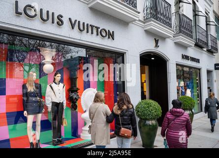 Madrid, Spanien. 26. März 2022. Fußgänger laufen am französischen Luxusmodemarke Louis Vuitton (LV) in Spanien vorbei. Kredit: SOPA Images Limited/Alamy Live Nachrichten Stockfoto