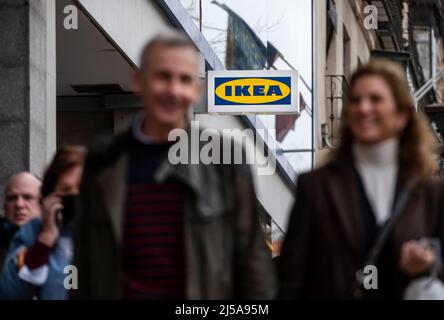 Madrid, Spanien. 26. März 2022. Fußgänger laufen am schwedischen Möbelhaus Ikea in Spanien vorbei. Kredit: SOPA Images Limited/Alamy Live Nachrichten Stockfoto