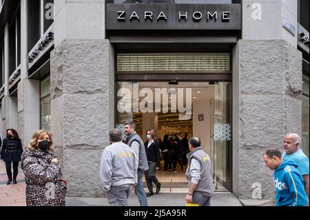 Madrid, Spanien. 26. März 2022. Fußgänger gehen an der spanischen Inditex-Gruppe vorbei, die sich der Herstellung von Möbeln und Heimtextilien, Zara Home, in Spanien, widmet. Kredit: SOPA Images Limited/Alamy Live Nachrichten Stockfoto