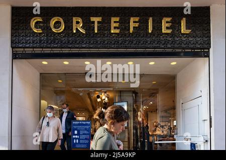 Madrid, Spanien. 19. April 2022. Fußgänger laufen am spanischen Modegeschäft Cortefiel vorbei. (Foto: Xavi Lopez/SOPA Images/Sipa USA) Quelle: SIPA USA/Alamy Live News Stockfoto