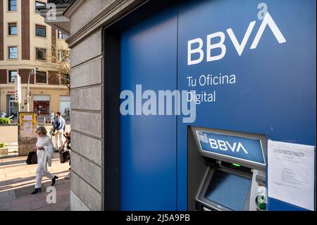 Madrid, Spanien. 19. April 2022. Ein Geldautomat bei der spanischen multinationalen BBVA Bank in Spanien. (Foto: Xavi Lopez/SOPA Images/Sipa USA) Quelle: SIPA USA/Alamy Live News Stockfoto