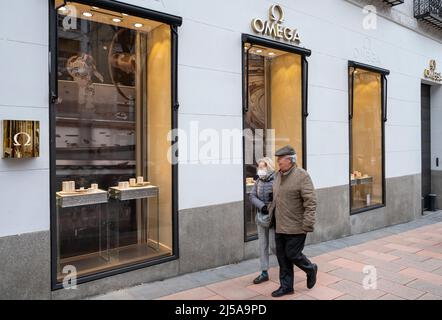 Madrid, Spanien. 20. März 2022. Fußgänger laufen am Schweizer Luxusuhrmacher Omega-Laden in Spanien vorbei. (Foto: Xavi Lopez/SOPA Images/Sipa USA) Quelle: SIPA USA/Alamy Live News Stockfoto