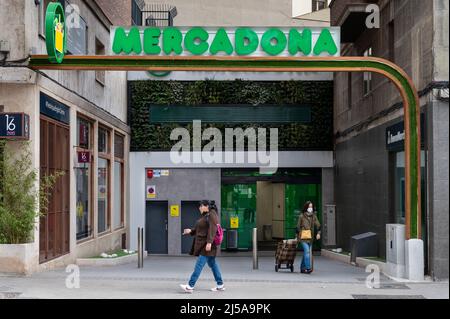 Madrid, Spanien. 19. März 2022. Ein Fußgänger geht an der spanischen Supermarktkette Mercadona in Spanien vorbei. (Bild: © Xavi Lopez/SOPA Images via ZUMA Press Wire) Stockfoto