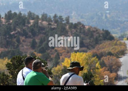 PARK RANGER: Eine Drohne überwacht die wunderschöne Bergregion im Garden of the Gods State Park in Colorado Springs, Colorado. Stockfoto