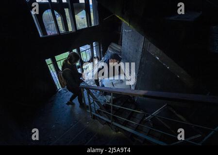 Borodyanka, Ukraine. 21. April 2022. Nikolai Ponamarenko und seine Frau Julia holen am Donnerstag, dem 21. April 2022, einen Wasserbehälter aus ihrem Wohngebäude zurück, nachdem russische Raketenangriffe die Stadt Borodyanka in der Ukraine getroffen hatten. Der russische Präsident Wladimir Putin behauptete am Donnerstag Erfolg in Mariupol, befahl aber den Truppen, kein Stahlwerk zu stürmen, in dem ukrainische Kämpfer ihren Widerstand fortsetzten und sich weigerten, sich zu ergeben. Foto von Ken Cedeno/UPI Credit: UPI/Alamy Live News Stockfoto