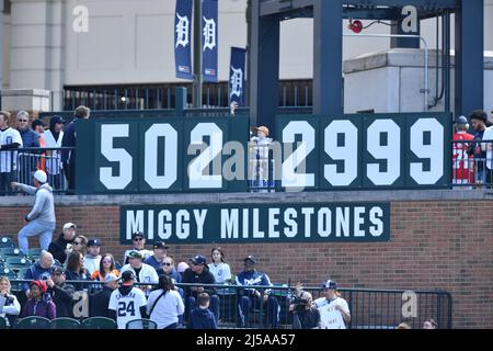 Detroit, USA. 21. April 2022. DETROIT, MI - 21. APRIL: Gesamtansicht der AC-Zähler der Meilensteine von Miguel Cabrera während des Spiels zwischen New York Yankees und Detroit Tigers am 21. April 2022 im Comerica Park in Detroit, MI (Foto von Allan Dranberg/CSM) Quelle: CAL Sport Media/Alamy Live News Stockfoto