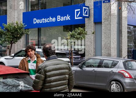 Madrid, Spanien. 19. März 2022. Fußgänger stehen vor der deutschen Investmentbank- und Finanzdienstleistungsniederlassung Deutsche Bank in Spanien. (Bild: © Xavi Lopez/SOPA Images via ZUMA Press Wire) Stockfoto