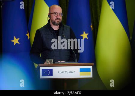 Kiew, Ukraine. 20. April 2022. Der Präsident des Europäischen Rates, Charles Michel, während einer gemeinsamen Pressekonferenz mit dem ukrainischen Präsidenten Wolodymyr Zelenskyy nach bilateralen Gesprächen am 20. April 2022 in Kiew, Ukraine. Quelle: Ukrainische Präsidentschaft/Ukrainische Präsidentschaft/Alamy Live News Stockfoto