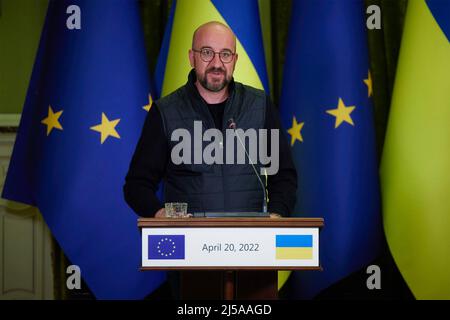 Kiew, Ukraine. 20. April 2022. Der Präsident des Europäischen Rates, Charles Michel, während einer gemeinsamen Pressekonferenz mit dem ukrainischen Präsidenten Wolodymyr Zelenskyy nach bilateralen Gesprächen am 20. April 2022 in Kiew, Ukraine. Quelle: Ukrainische Präsidentschaft/Ukrainische Präsidentschaft/Alamy Live News Stockfoto