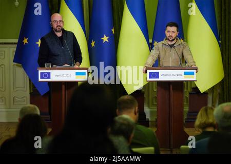 Kiew, Ukraine. 20. April 2022. Der Präsident des Europäischen Rates, Charles Michel, links, und der ukrainische Präsident Wolodymyr Zelenskyy, während einer gemeinsamen Pressekonferenz nach bilateralen Gesprächen am 20. April 2022 in Kiew, Ukraine. Quelle: Ukrainische Präsidentschaft/Ukrainische Präsidentschaft/Alamy Live News Stockfoto