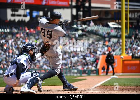 Detroit, USA. 21. April 2022. DETROIT, MI - 21. APRIL: New York Yankees RF Aaron Judge (99) at bat during the game between New York Yankees and Detroit Tigers on April 21, 2022 at Comerica Park in Detroit, MI (Photo by Allan Dranberg/CSM) Credit: CAL Sport Media/Alamy Live News Stockfoto