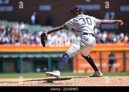 Detroit, USA. 21. April 2022. DETROIT, MI - 21. APRIL: New York Yankees RP Miguel Castro (30) wirft im mittleren Relief während des Spiels zwischen New York Yankees und Detroit Tigers am 21. April 2022 im Comerica Park in Detroit, MI (Foto von Allan Dranberg/CSM) Credit: CAL Sport Media/Alamy Live News Stockfoto