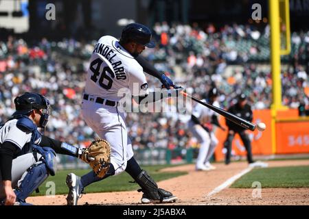 Detroit, USA. 21. April 2022. DETROIT, MI - 21. APRIL: Detroit Tigers 3B Jeimer Candelario (46) bei Fledermaus im achten Inning während des Spiels zwischen New York Yankees und Detroit Tigers am 21. April 2022 im Comerica Park in Detroit, MI (Foto von Allan Dranberg/CSM) Credit: CAL Sport Media/Alamy Live News Stockfoto