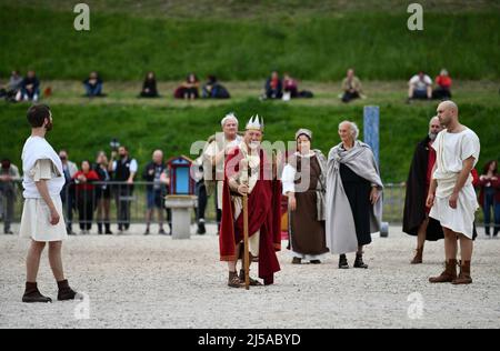 Rom, Italien. 21. April 2022. Am 21. April 2022 stellen die Künstler die Geburtsstunde Roms im Circus Maximus in Rom, der Hauptstadt Italiens, vor. Der Legende nach wurde Rom am 21. April 753 v. Chr. gegründet.Quelle: Jin Mamengni/Xinhua/Alamy Live News Stockfoto