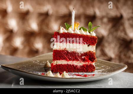 Pte auf grauer Tischplatte. Ein Stück köstlicher hausgemachter roter Samtkuchen mit Himbeere und Schokolade. Platz für Text kopieren Stockfoto