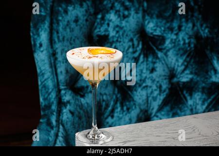 Hausgemachter Pisco Sour-Cocktail. Whiskey Sour im Coupé-Glas mit Eis auf grauem Hintergrund. Overhead-Ansicht, Kopierbereich. Werbung für Café. Bar-Menü Stockfoto