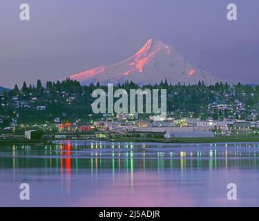 Mt Hood vom Columbia River am Hood River, Cascade Range, Oregon Stockfoto