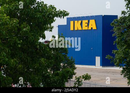 Toronto, ON, Kanada - 21. Juni 2021: Sehen Sie sich den IKEA Logo Store in Toronto an. IKEA ist eine schwedische multinationale Unternehmensgruppe und die weltweit größte RE Stockfoto