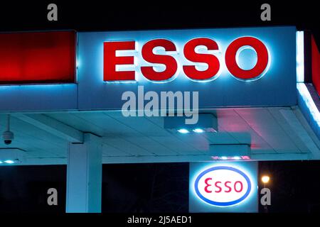 Toronto, ON, Kanada – 14. Dezember 2021: Blick auf das Esso-Firmenschild vor einer Tankstelle in Toronto bei Nacht Stockfoto