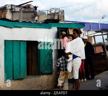 Eine madagassische Frau, die ihr Baby in einem Tragetuch trägt. Antananarivo, Madagaskar. Stockfoto