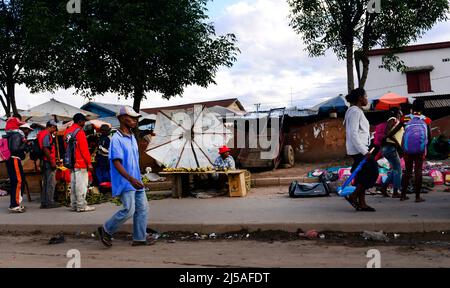 Lebhafter Markt am Straßenrand in den Außenbezirken von Antananarivo, Madagaskar. Stockfoto