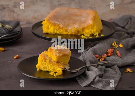 Portugiesischer Biskuitkuchen Bolinhol von Vizela, serviert auf einem Teller. Auf der Küchenarbeitsfläche. Stockfoto