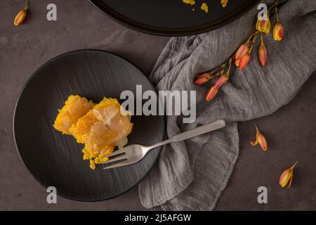 Portugiesischer Biskuitkuchen Bolinhol von Vizela, serviert auf einem Teller. Auf der Küchenarbeitsfläche. Stockfoto