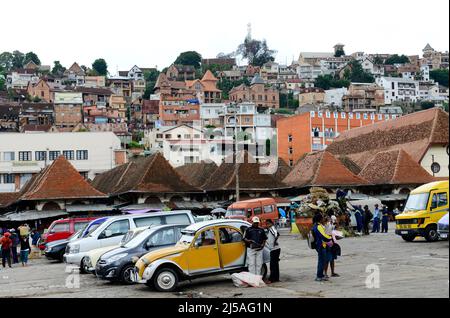 Autos, die vor dem Analakely-Markt in Antananarivo, Madagaskar, geparkt wurden. Stockfoto