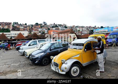 Autos, die vor dem Analakely-Markt in Antananarivo, Madagaskar, geparkt wurden. Stockfoto